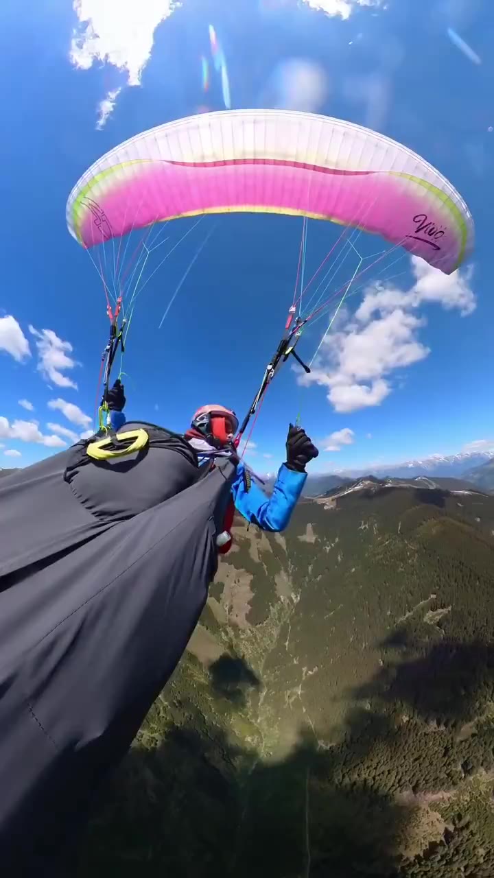 Mira: parapentista es golpeado por un Cessna 172